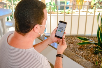 CCTI Jardim da Penha - Facilitador Segurando Celular com Tela de Dois Mil Seguidores