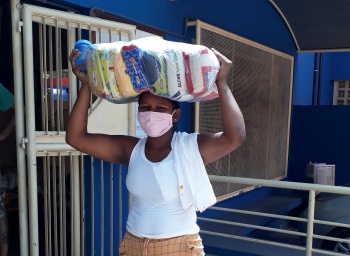 Cristiele Souza, do bairro São Benedito, na entrega de cestas