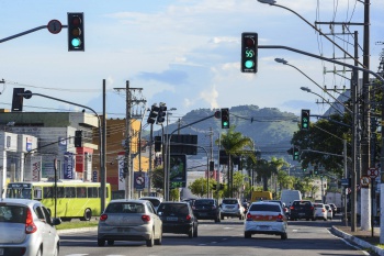 Sincronismo de semáforos na Av. Fernando Ferrari