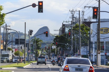 Sincronismo de semáforos na Av. Fernando Ferrari