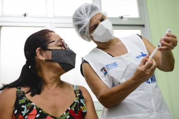 Vacinação na Unidade de Saúde do bairro Conquista
