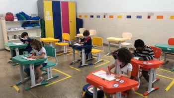 Crianças na sala de aula do Cmei Zélia Viana Aguiar