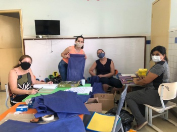 Profissionais do Cmei Zélia confeccionando material para crianças