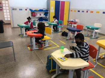 Crianças na sala de aula no Cmei Zélia Viana Aguiar