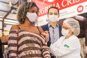 Inicio da vacinação contra COVID-19 para jovens de 18 anos ou mais