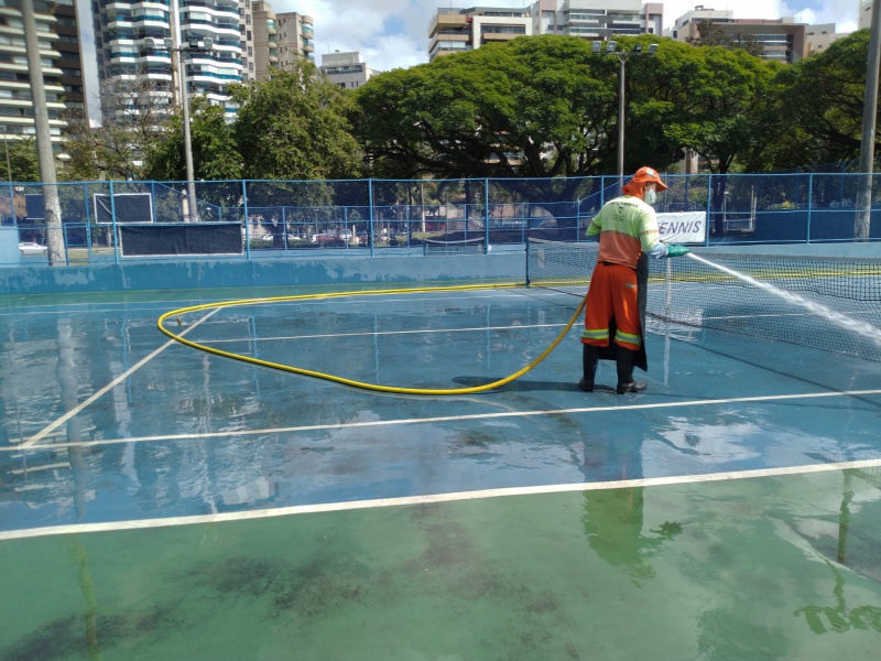 Jovem Homem E Seu Parceiro Masculino Jogando Tênis Em Quadra