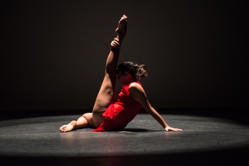 Clara Campos apresenta a coreografia "Memórias"