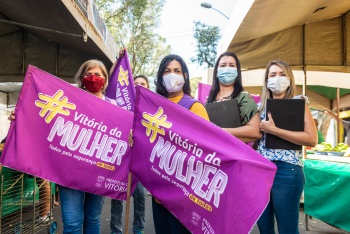 Ação na feira de Bairro Republica sobre a violência contra a mulher em comemoração ao Agosto Lilás