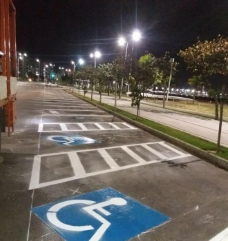 Sinalização na Avenida Dante Michelini em Jardim Camburi