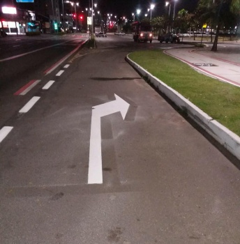 Sinalização na Avenida Dante Michelini em Jardim Camburi