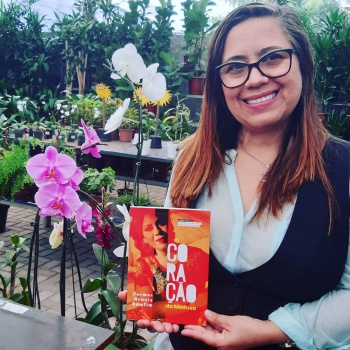 Renata Bomfim é poeta, ensaísta e Doutora em Literatura Comparada
