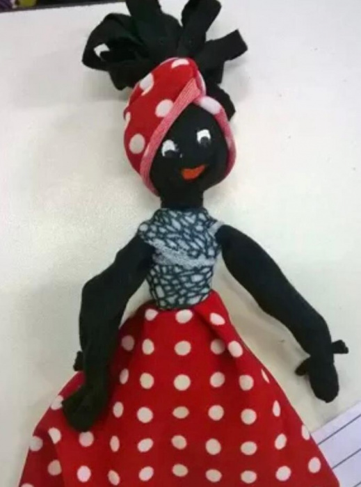 A Boneca Abayomi é feita apenas com nós, sem uso de costura ou cola