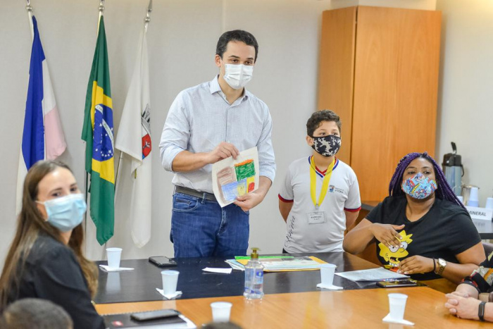 Estudantes entregam carta para prefeito
