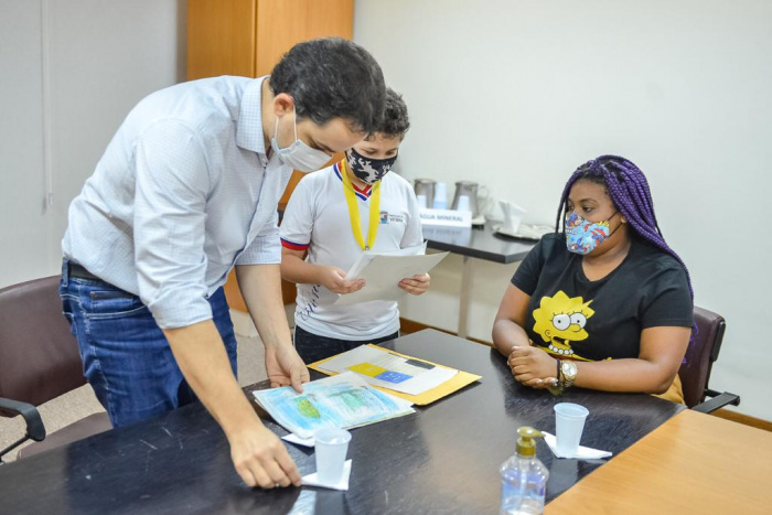 Estudantes entregam carta para prefeito