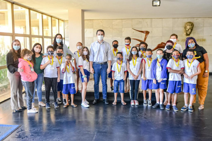 Estudantes entregam carta para prefeito