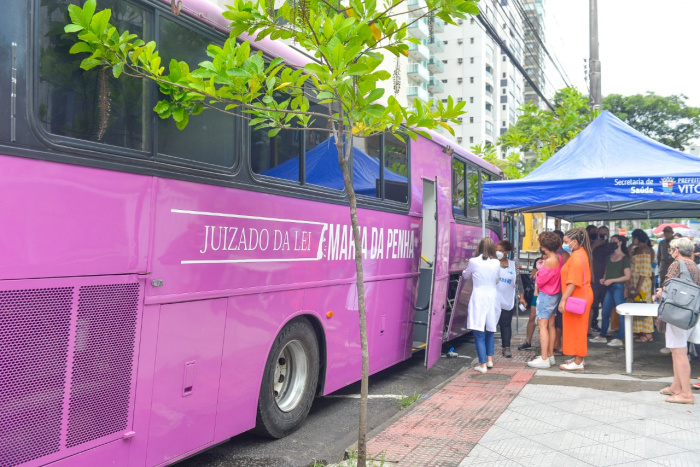 Ônibus rosa fez vacinação itinerante contra Covid na Praia do Canto