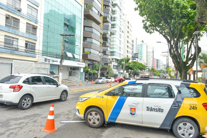Ônibus rosa fez vacinação itinerante contra Covid na Praia do Canto