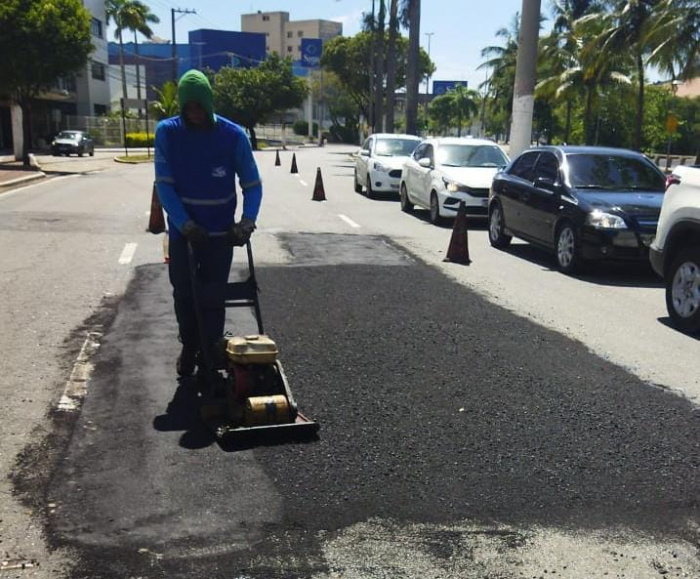 tapa-buracos na avenida Marechal Mascarenhas de Morais