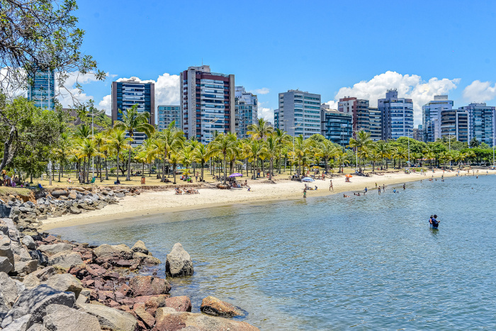 Praia Praça dos Namorados e Iate Clube