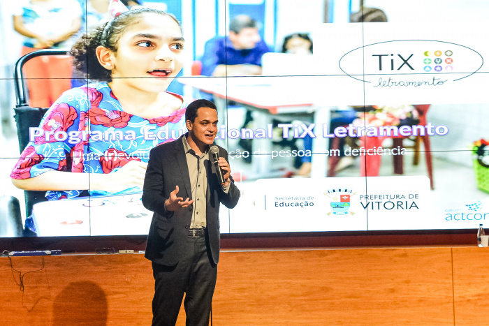 Entrega dos aparelhos TIX Letramento