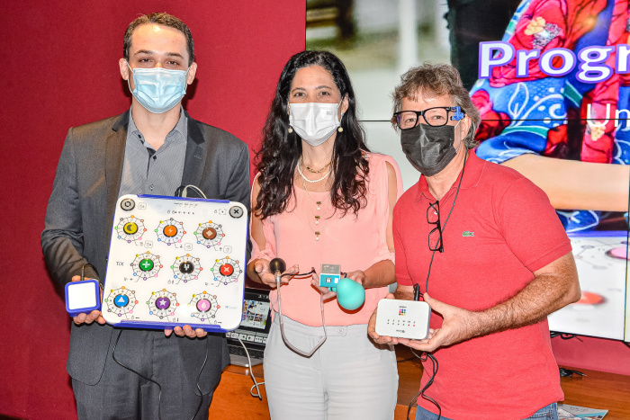 Entrega dos aparelhos TIX Letramento