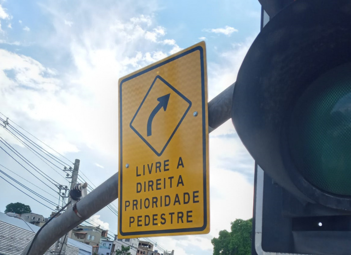 Conversão à direita em vias de Vitória