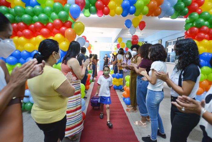 Prefeito recepciona alunos no retorno às aulas na EMEF Izaura Marques da Silva