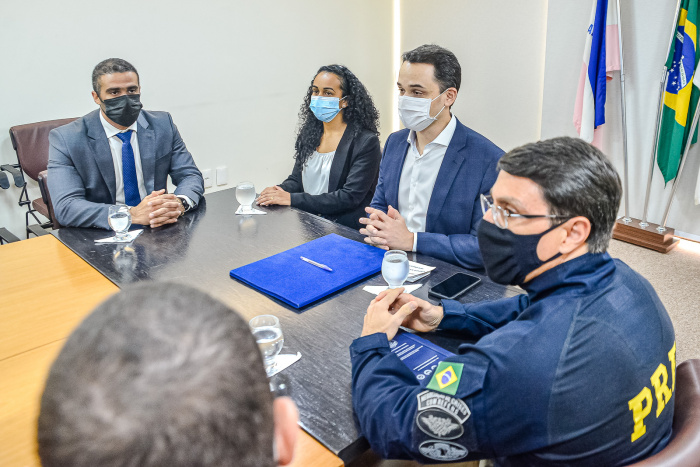 Assinatura do Acordo de Cooperação Técnica para compartilhamento direto de dados entre os sistemas Cerco Eletrônico de Vitória e Alerta Brasil 3.0 da PRF