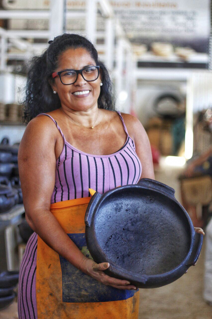 Paneleira Rejane mantém tradição das panelas de barro