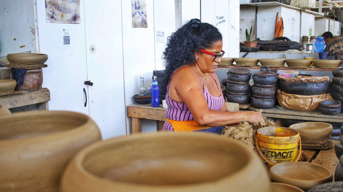 Paneleira Rejane mantém tradição das panelas de barro