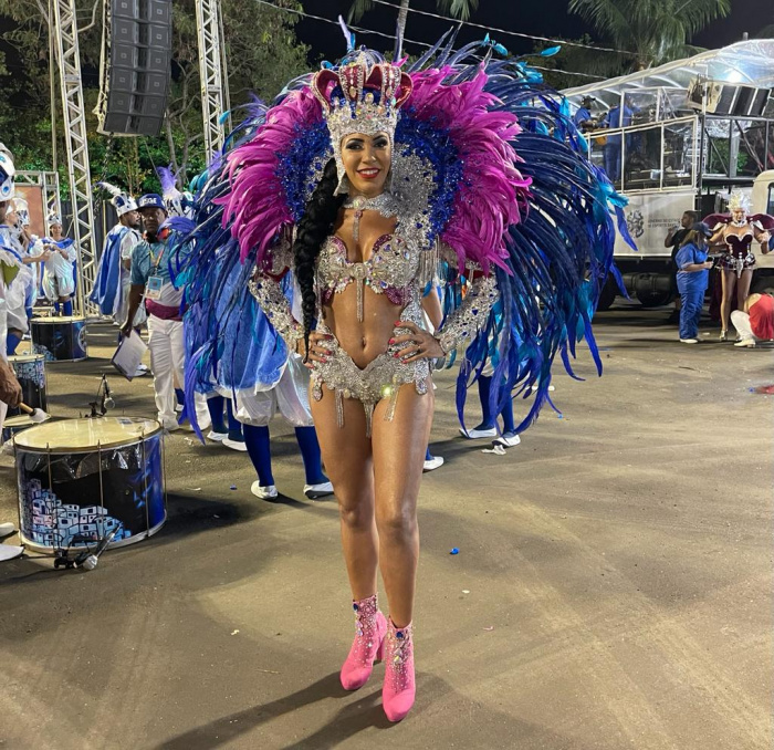 Patrícia Cruz, rainha de bateria da Chega mais era pura emoção na concentração.