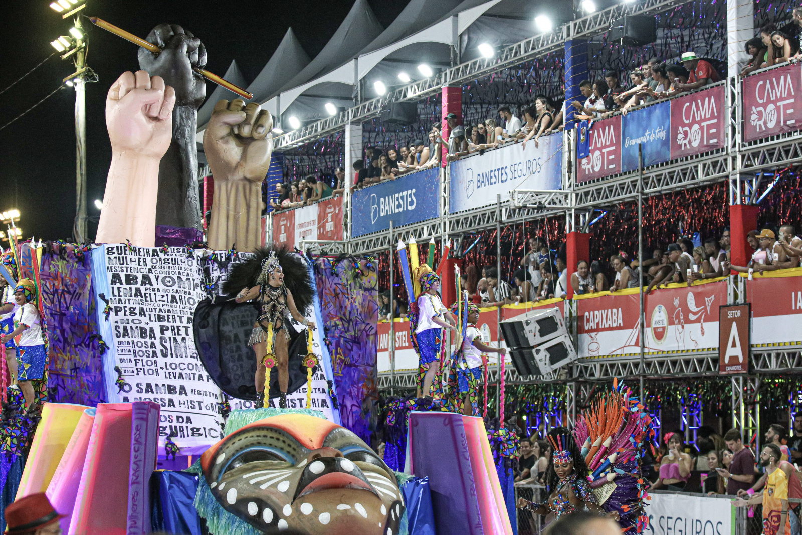 Lei transforma mestre-sala e porta-bandeira em patrimônio do Rio