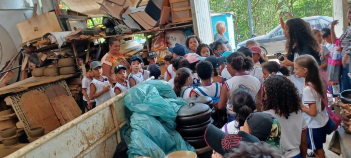 Estudantes da Emef Adão Benezath visitam Galpão das Paneleiras