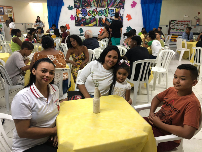 Jantar com famílias de adolescentes que participam do Projovem