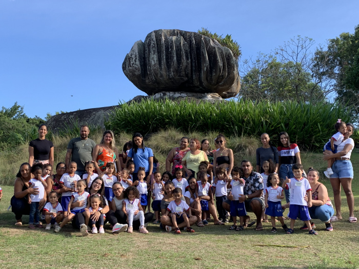 Crianças e famílias no projeto "Pé de Brincadeira", no Parque Pedra da Cebola