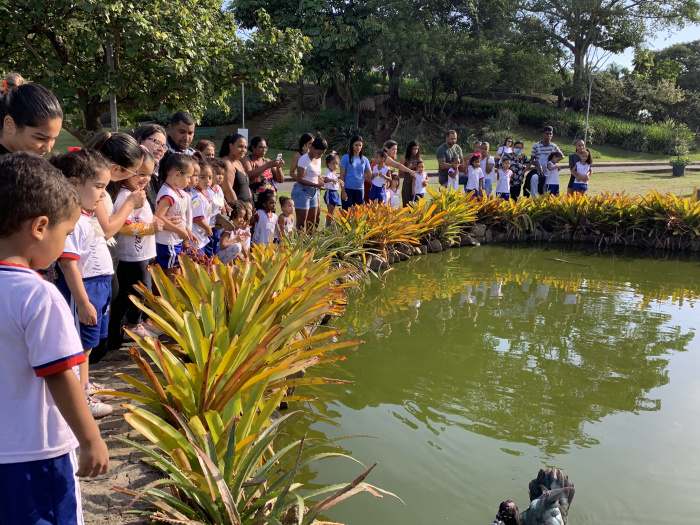 Crianças e famílias no projeto "Pé de Brincadeira", no Parque Pedra da Cebola
