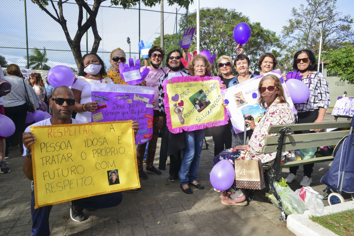 Ação educativa na praça em Jd da Penha contra a violência aos idosos