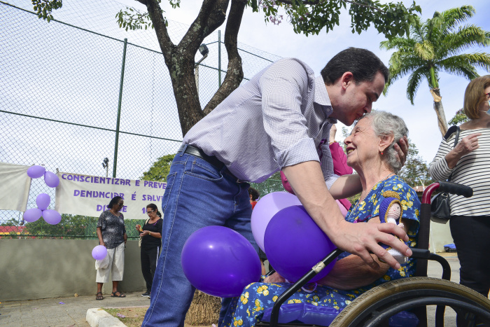 Ação educativa na praça em Jd da Penha contra a violência aos idosos