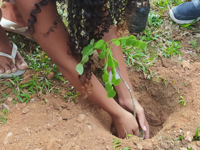 Estudantes no projeto "Uma só terra" da Emef Rita de Cássia Oliveira