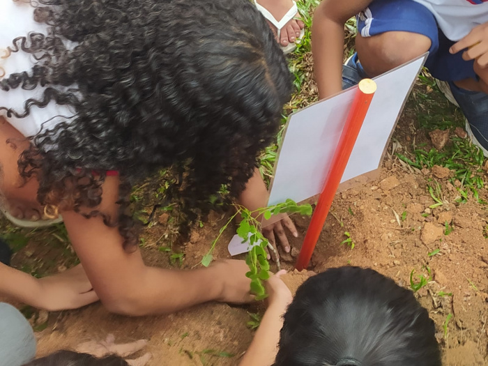 Estudantes no projeto "Uma só terra" da Emef Rita de Cássia Oliveira