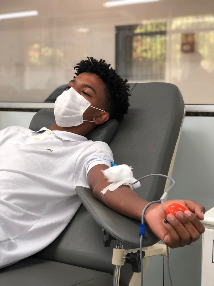 Wallas, Adolescente do coletivo Projovem, doa sangue no Hemoes