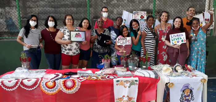 Grupo das Guerreiras com profissionais da unidade e do Caps
