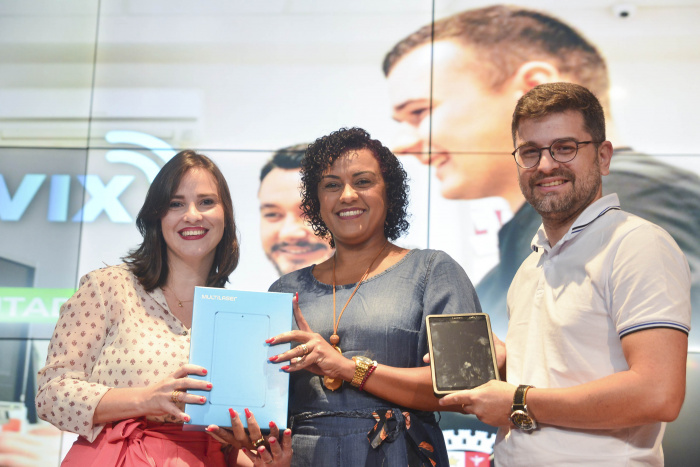 Solenidade de entrega de computadores e tablets à secretaria de educação