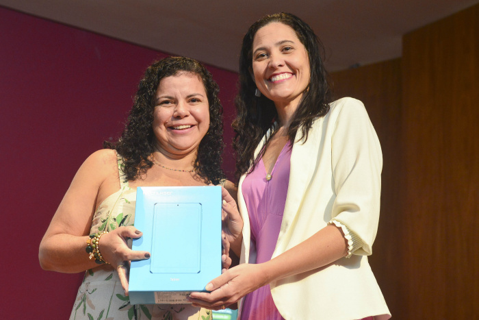 Solenidade de entrega de computadores e tablets à secretaria de educação