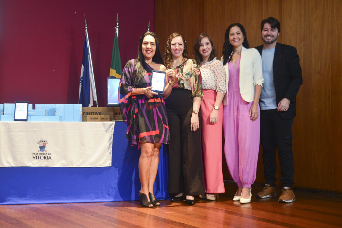 Solenidade de entrega de computadores e tablets à secretaria de educação