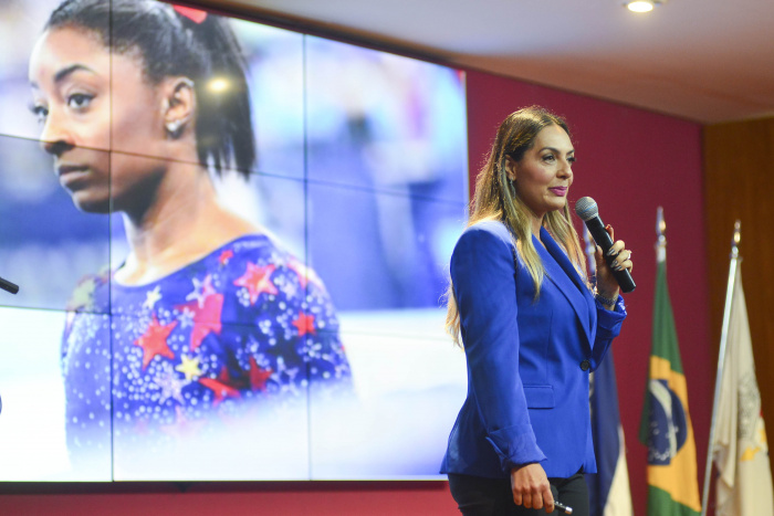 Palestra de Gina Strozzi durante solenidade de entrega de computadores e tablets à SEME