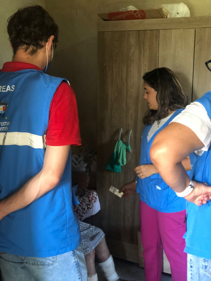 Dona Elvira com a equipe do Sead que atende idosos em situação de vulnerabilidade