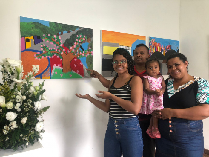 Adolescente Leandra junto a sua família.