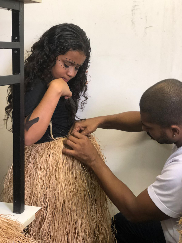 Sophia trindade de Jesus se prepara ára apresentação.