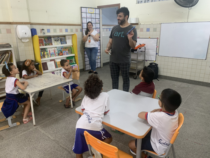 Oficina de aquarela com as crianças do Cmei Yolanda Lucas da Silva